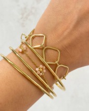 pulseras_doradas_mano_01