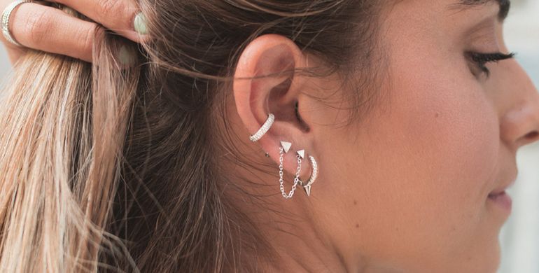 La revolución de los pendientes Ear Cuff: Innovación y estilo en la joyería moderna