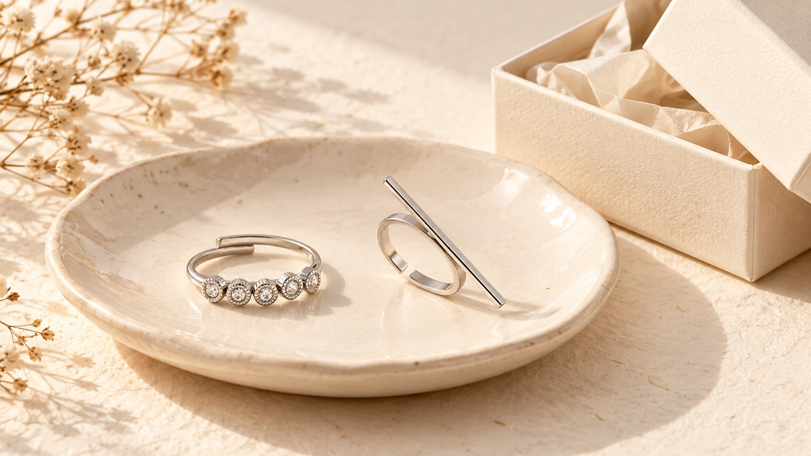 Anillos Five Acero y Linea Plata junto a una caja de regalo